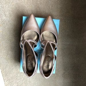 Women’s pumps never worn